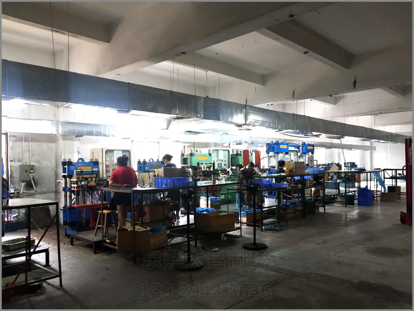 樟木頭吸盤廠車間降溫工程,環(huán)?？照{,車間降溫,大型空調,廠房降溫,潤東方環(huán)?？照{